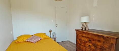 3 habitaciones, tabla de planchar con plancha, wifi y ropa de cama