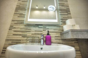 Bathroom - Bright Valletta Apartment with Balcony (Valletta)