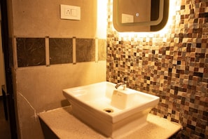 Executive Double Room | Bathroom - Aira Suites  (Bengaluru)