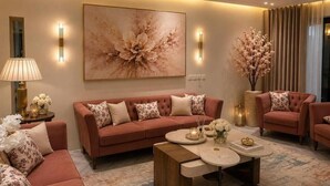 Ein Wohnzimmer mit einer Couch, einem Couchtisch und Dekorationselementen.