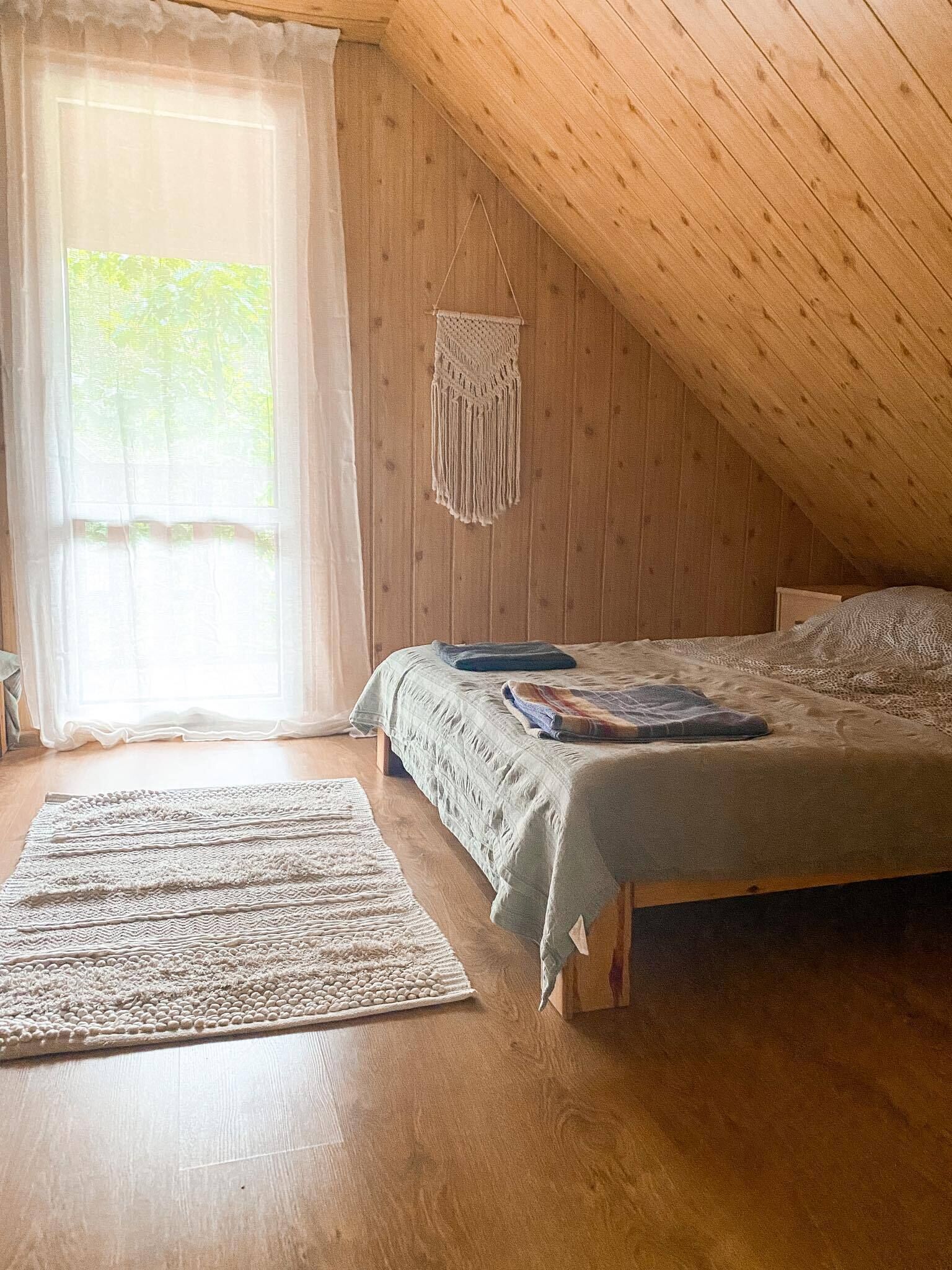 Tabla de planchar con plancha, cuna de viaje y ropa de cama 