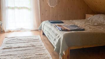 Tabla de planchar con plancha, cuna de viaje y ropa de cama