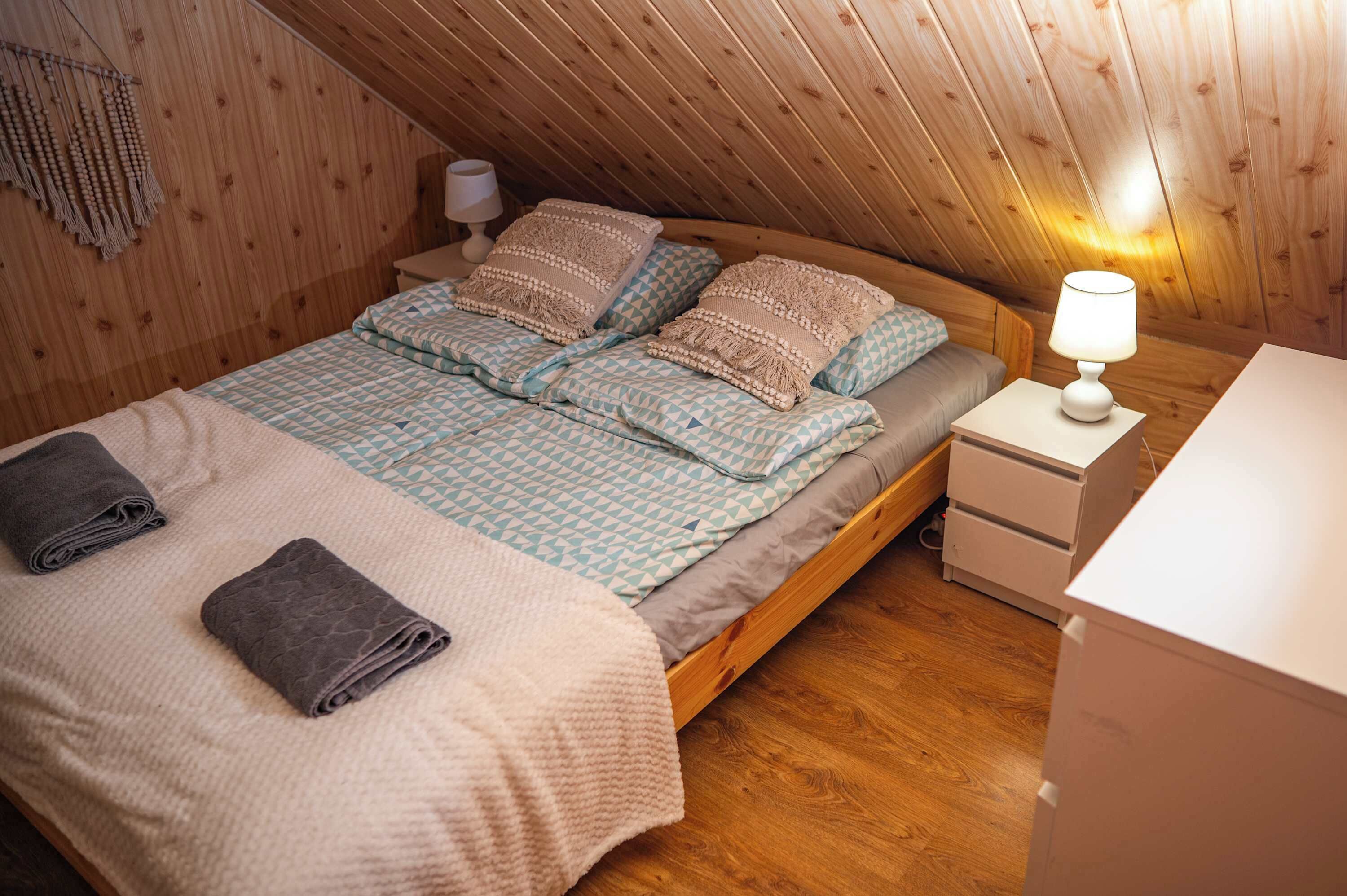 3 habitaciones, tabla de planchar con plancha y cuna de viaje 