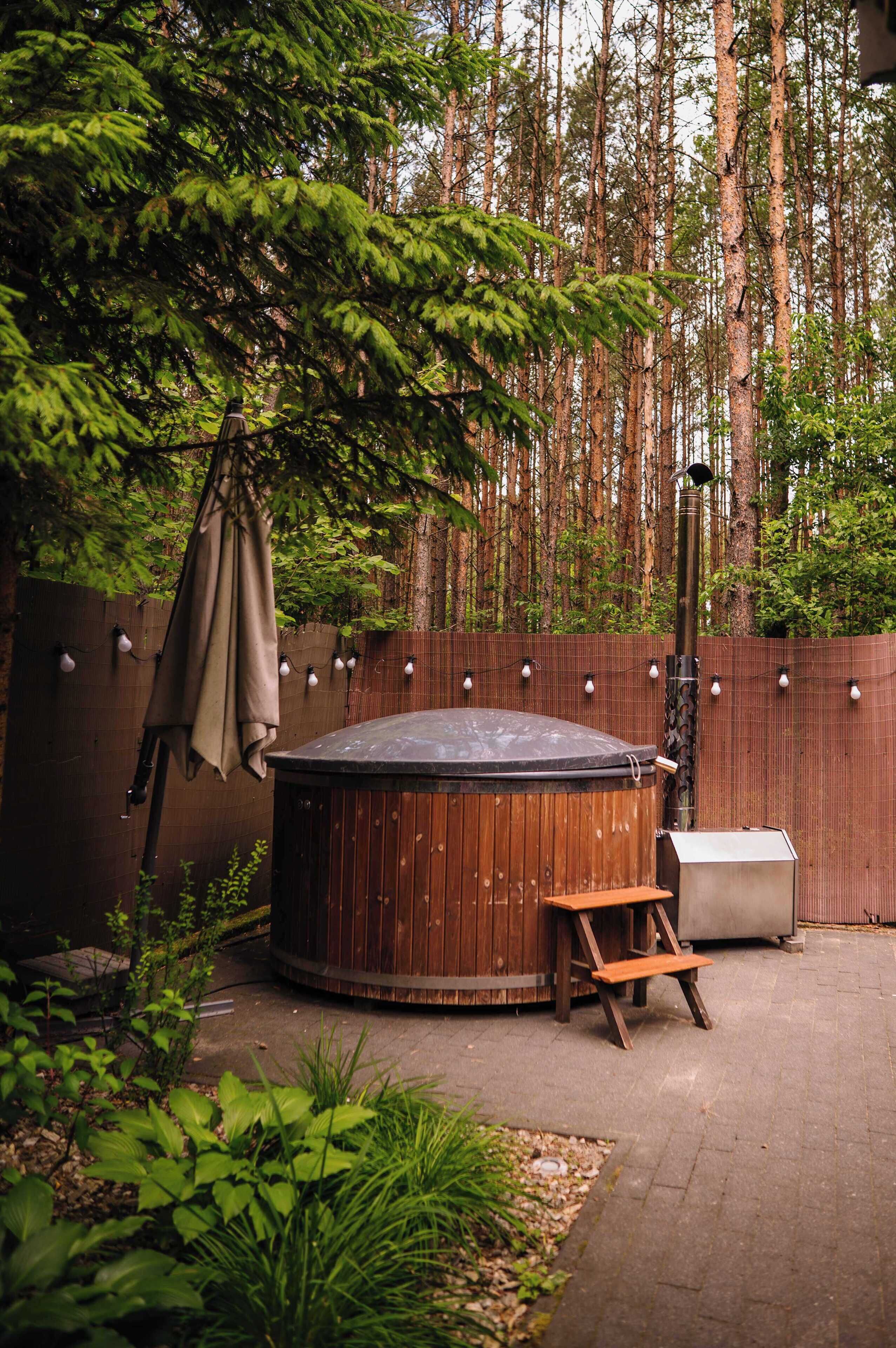 Outdoor spa tub