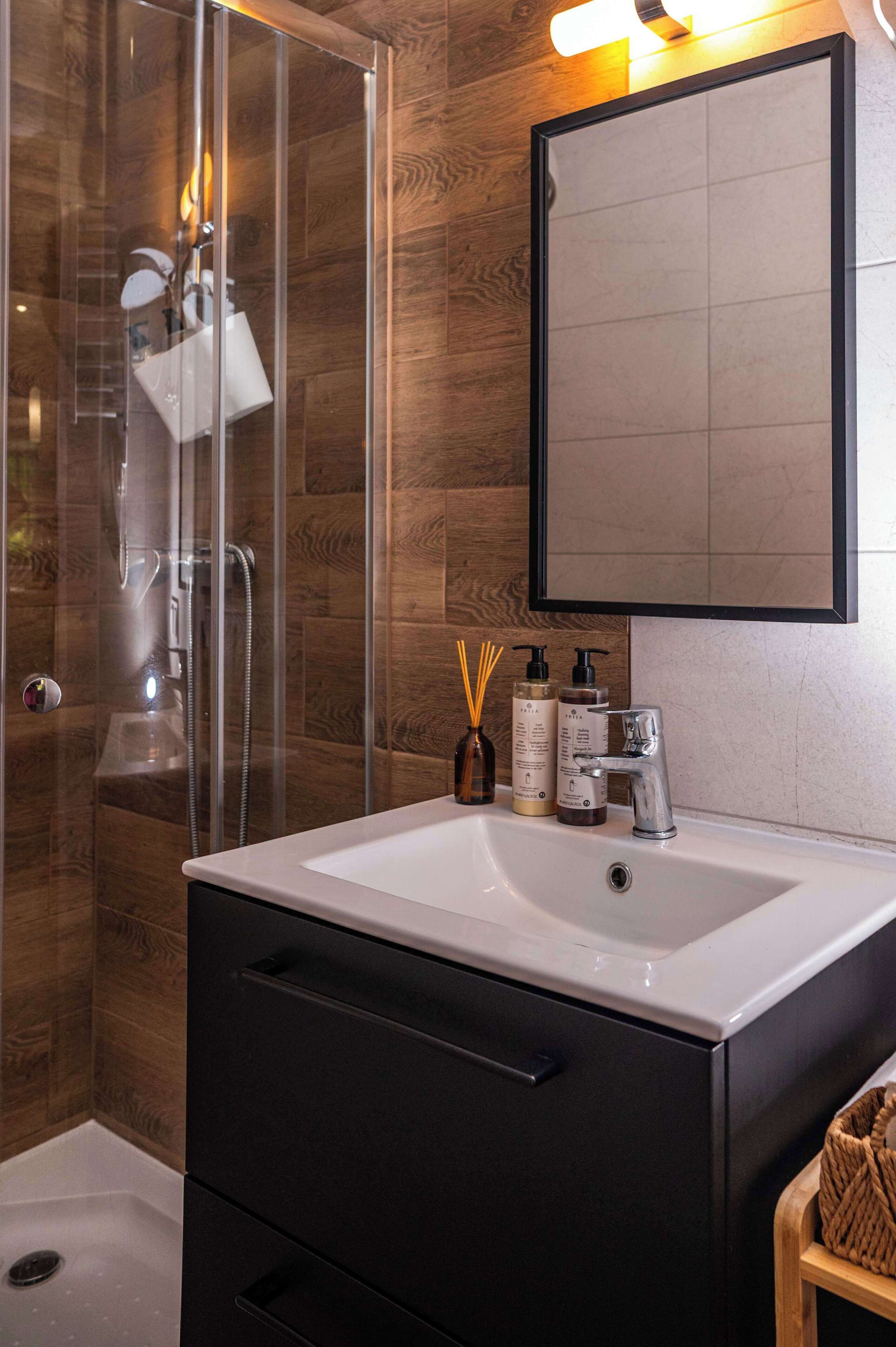 Shower, hair dryer, shampoo
