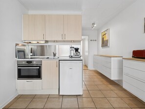 Kühlschrank, Mikrowelle, Kochgeschirr/Geschirr/Besteck