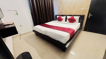 Classic Double Room, City View | Desk, free WiFi