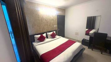 Classic Double Room, City View | Desk, free WiFi