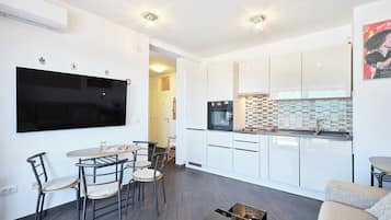 شقة (2 Bedrooms) | مطبخ خاص | ميكروويف، فرن، موقد طهي مسطح، غسالة أطباق