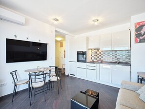 Apartament (2 Bedrooms) | Cuina privada | Microones, forn, placa de cuina i rentaplats 