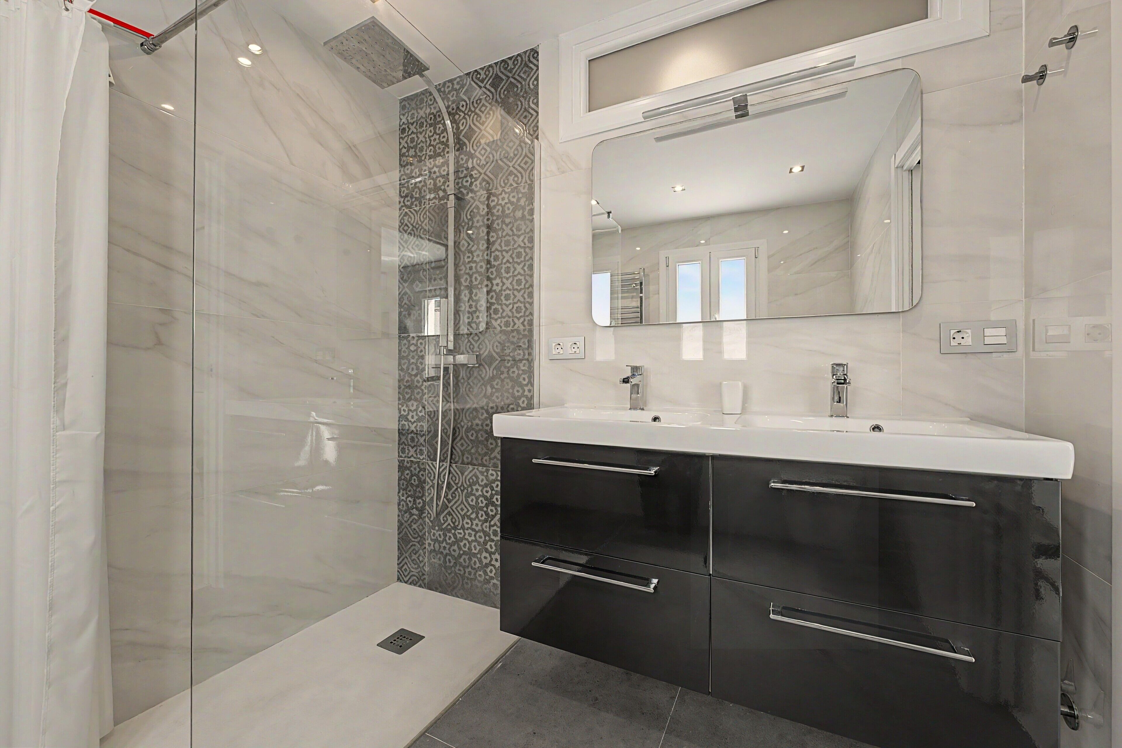 Een douche, een haardroger, handdoeken