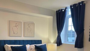 2 bedrooms, iron/ironing board, WiFi, bed sheets - Urban Lux Apartment | Heart of Town (Warrington)