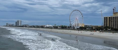 Playa en los alrededores, camastros y toallas de playa