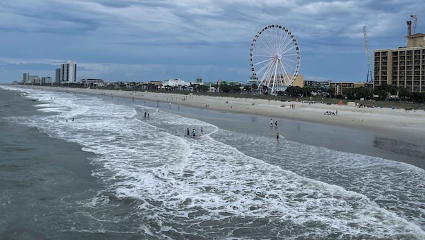 A beach with a large Ferris wheel, a hotel, and a pier. - Spacious 3-bedroom townhome, 3 minute walk to the beach, pet-friendly (Myrtle Beach)