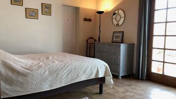 6 slaapkamers, een strijkplank/strijkijzer, wifi