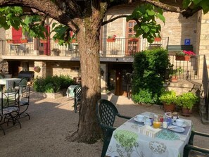Classic Double Room | Outdoor dining - La Passiflore (Azé)