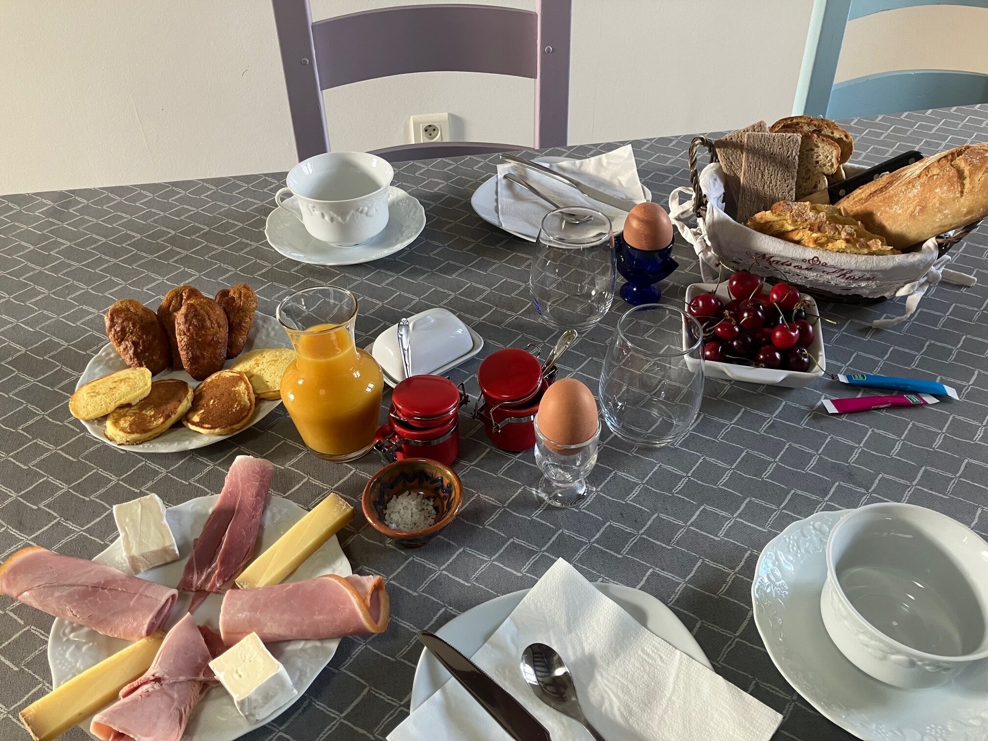 Tägliches inbegriffenes kontinentales Frühstück