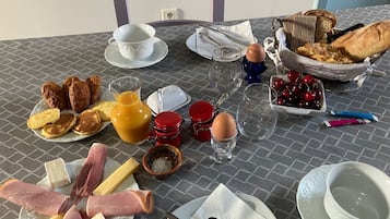 Tägliches inbegriffenes kontinentales Frühstück