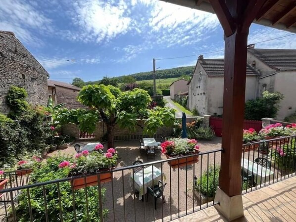 Outdoor dining - La Passiflore (Azé)
