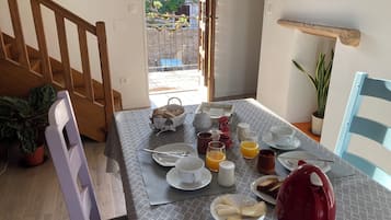 Desayuno continental gratuito y diario