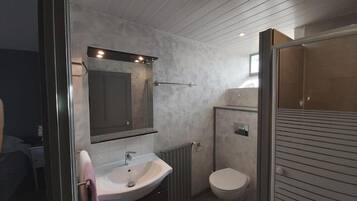 Douche, articles de toilette gratuits, sèche-cheveux