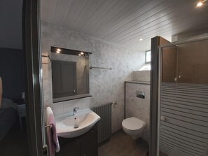 Bathroom - La Passiflore (Azé)