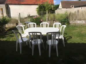 Outdoor dining - Cottage 'La Grande Maison' with Private Terrace, Private Garden and Wi-Fi (Rosay)