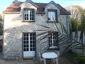 Outdoor dining - Cottage 'La Grande Maison' with Private Terrace, Private Garden and Wi-Fi (Rosay)