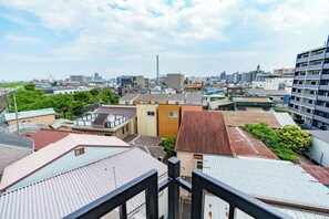 A cityscape with various buildings, including residential and commercial structures. - Tranquil Riverside Home – 4-Minute Train Ride to Skytree & Asakusa, 4th Floor (墨田区)