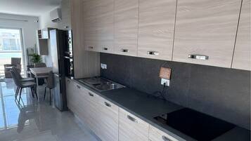 Kühlschrank, Ofen, Kochgeschirr/Geschirr/Besteck, Esstisch