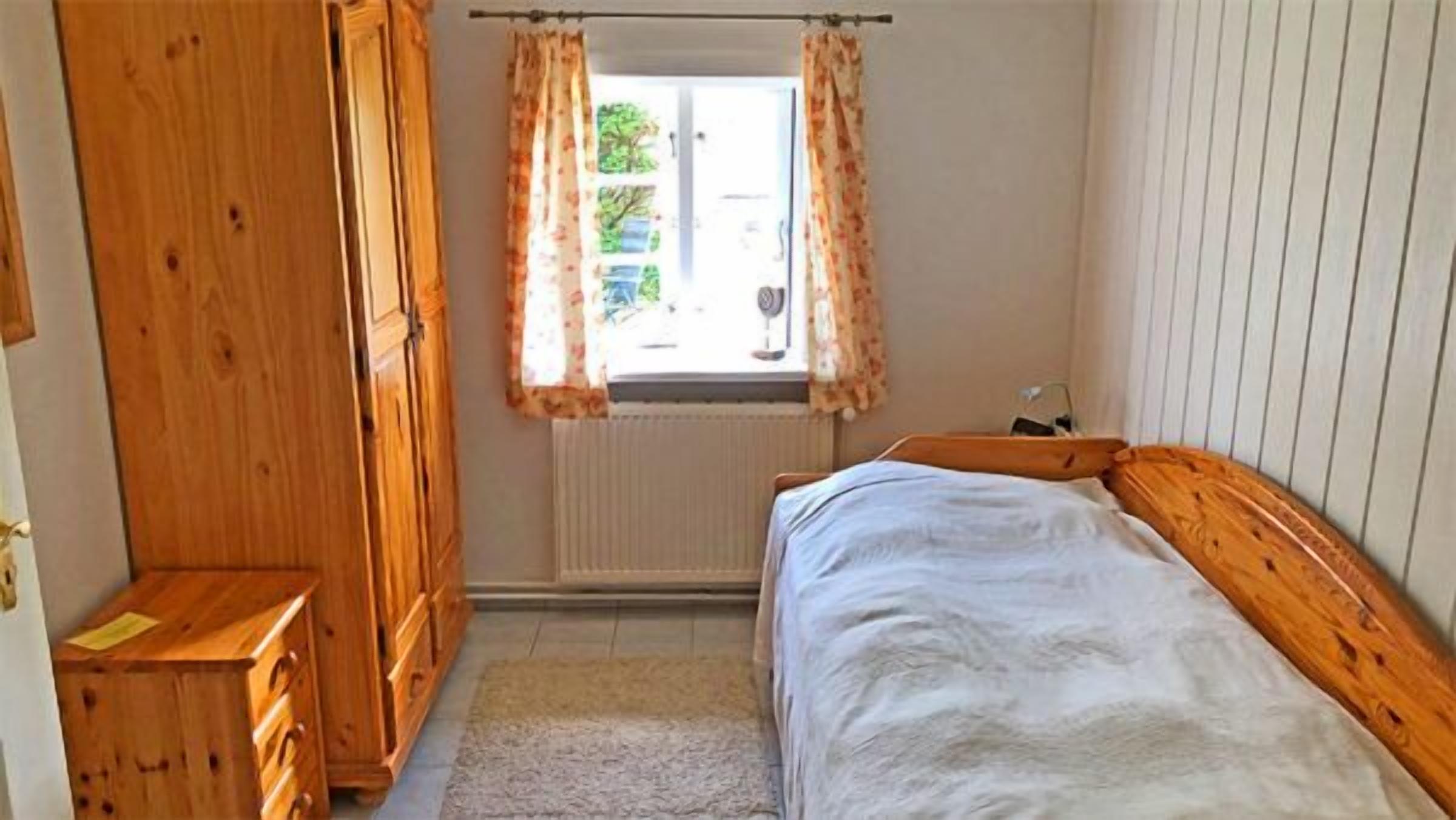 Bügeleisen/Bügelbrett, Reisekinderbett, kostenloses WLAN, Bettwäsche