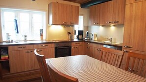 Wasserkocher mit Kaffee-/Teezubehör, Kühlschrank, Mikrowelle, Ofen
