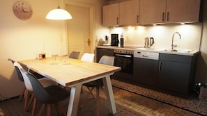 Wasserkocher mit Kaffee-/Teezubehör, Kühlschrank, Mikrowelle, Ofen