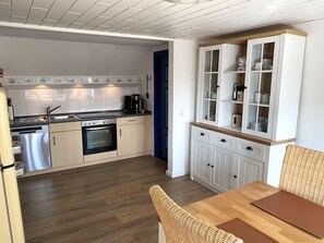 Wasserkocher mit Kaffee-/Teezubehör, Kühlschrank, Mikrowelle, Ofen