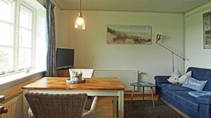 TV, stereo - Wattwurm – shared Washing machine, use of garden, 2 floors, barbecue, parking (Ockholm)