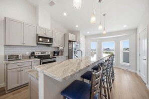 Coffee/tea maker, stovetop, blender, ice maker - High Tides & Good Vibes- Seacliffs-North Cape San Blas (Port St. Joe)