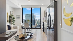 A modern living room with a city view, a dining area, and a kitchen. - Biscayne Studio EXC Modern Studio in Miami (Miami)