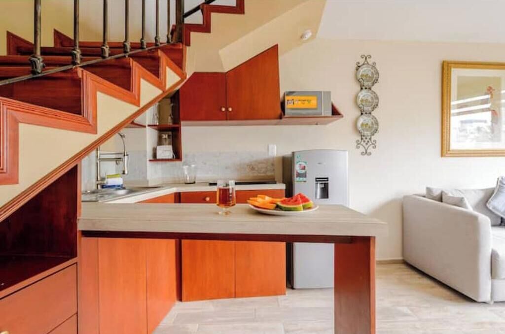 Frigorífico, microondas, placa de cocina y cafetera o tetera