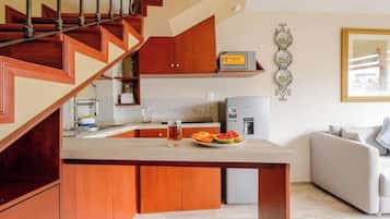 Cafetera o tetera, frigorífico, microondas y placa de cocina
