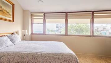 1 dormitorio, caja fuerte, escritorio y tabla de planchar con plancha