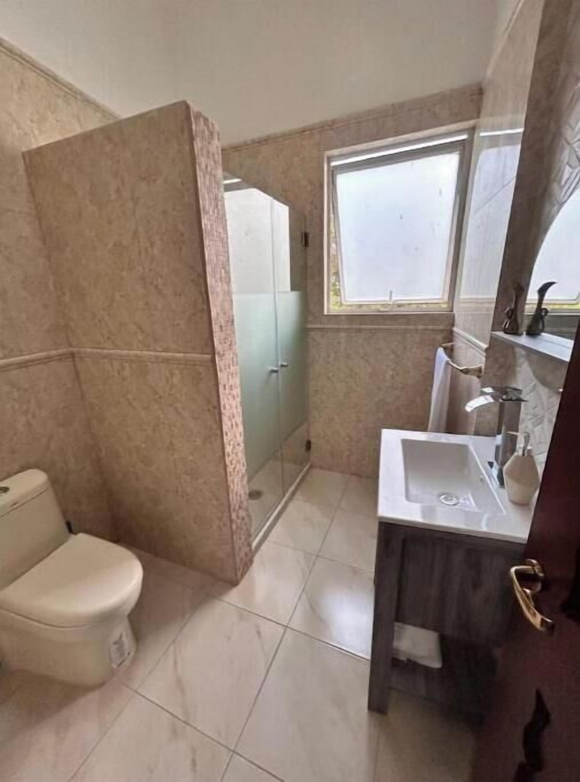 Ducha, secador de pelo, toallas y jabón