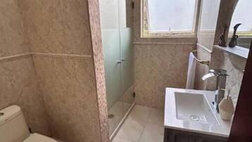 Ducha, secador de pelo, toallas y jabón