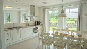 Fridge, microwave, oven, stovetop - Anno 2022 Vacation Home for 8 – with 4 bedrooms and 4 bathrooms (Tetenbüll)