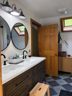 Een douche, een haardroger, handdoeken, toiletpapier