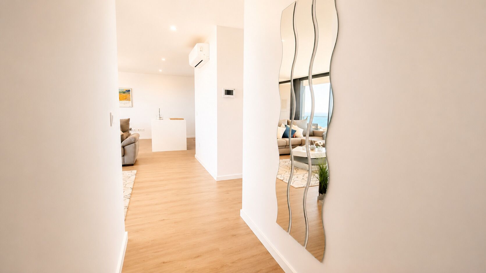 Un salon moderne avec un canapé, une table basse et un miroir décoratif.