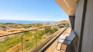 A balcony with a view of a coastal town and the sea. - Vanguard View Apartment (Câmara de Lobos)