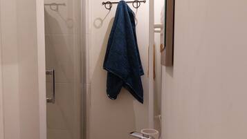 Douche, serviettes fournies, savon, papier toilette