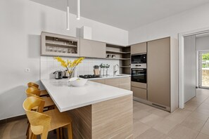 Wasserkocher mit Kaffee-/Teezubehör, Kühlschrank, Mikrowelle, Ofen