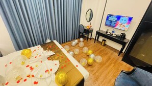 A hotel room with a bed, a television, a desk, and a chair. - Vera Luxury Hotel (Hanoi)
