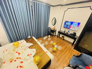 A hotel room with a bed, a television, a desk, and a chair. - Vera Luxury Hotel (Hanoi)